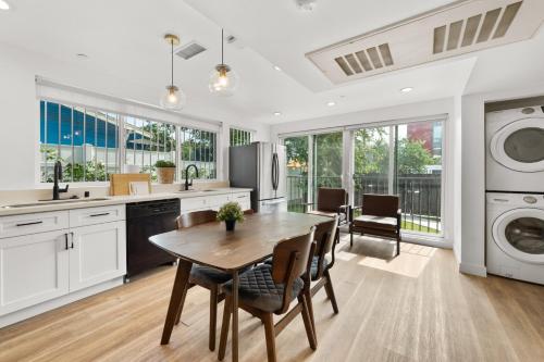 Charming Urban Retreat near USC in LA- Private room with Share Living room with Kitchen in Los Angeles, USA