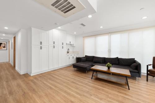 Charming Urban Retreat near USC in LA- Private room with Share Living room with Kitchen in Los Angeles, USA