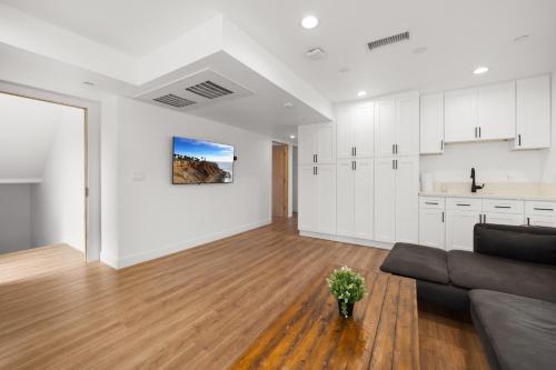 Charming Urban Retreat near USC in LA- Private room with Share Living room with Kitchen in Los Angeles, USA
