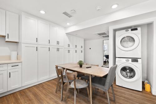 Charming Urban Retreat near USC in LA- Private room with Share Living room with Kitchen in Los Angeles, USA