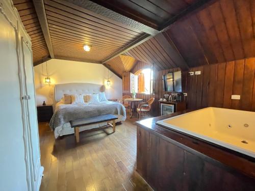 Deluxe King Suite image 8
