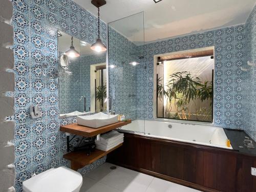 Deluxe King Suite image 9