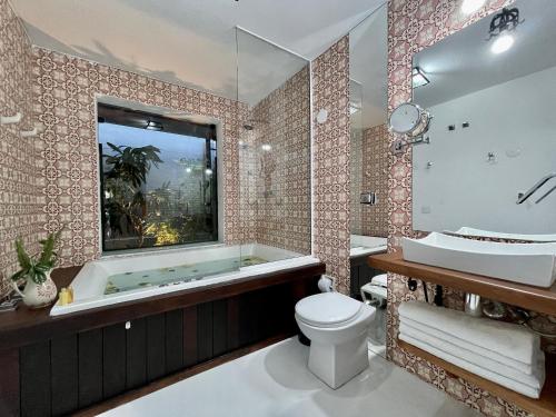 Deluxe King Suite image 5