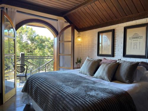 Deluxe King Suite room in Alma Hotel