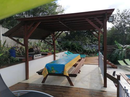 Villa Salamandre piscine vue mer de 8 a 21 pers in Deshaies