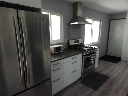 Modern Comfort- Furnished 3-Bedroom Oasis in Vibrant Vancouver in Vancouver, Canada