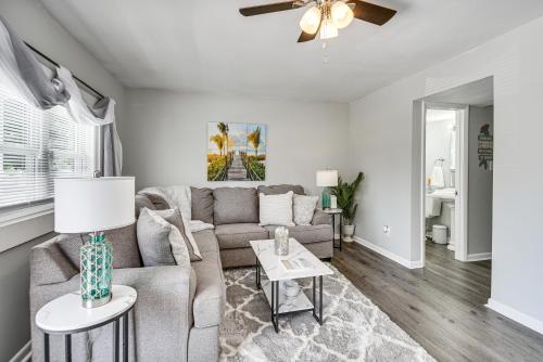 1 Mi to Beach Home with Patio and Grill in Hampton! in Hampton, USA