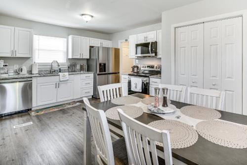 1 Mi to Beach Home with Patio and Grill in Hampton! in Hampton, USA
