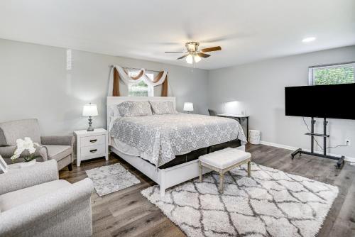 1 Mi to Beach Home with Patio and Grill in Hampton! in Hampton, USA