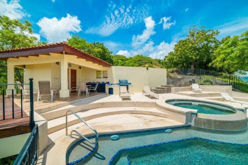 Oceanview Infinity Pool Walk to 2 Beaches