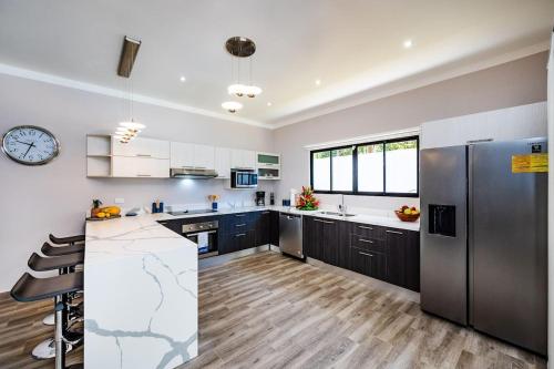 Private Pool Villa, 5min Walk to Beach & Dining in 포트레로