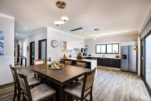 Private Pool Villa, 5min Walk to Beach & Dining in 포트레로