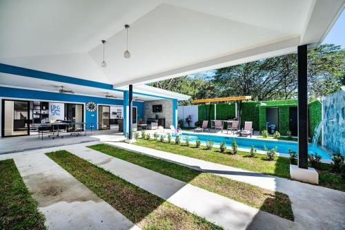 Private Pool Villa, 5min Walk to Beach & Dining in 포트레로
