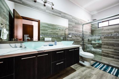 Private Pool Villa, 5min Walk to Beach & Dining in 포트레로