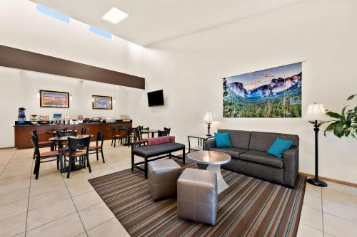 Best Western Topaz Lake Inn - image 5
