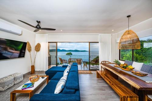 Renovated Condo Stunning Pools & Ocean Views