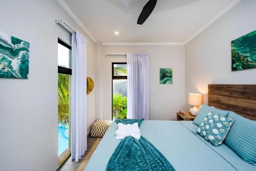 Renovated Condo Stunning Pools & Ocean Views