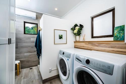 Renovated Condo Stunning Pools & Ocean Views