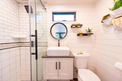 The Honeycomb-Tiny Container Home 12 Min. to Magnolia/Baylor - image 14