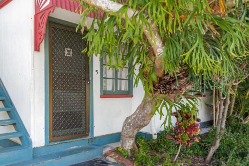 Tondio Terrace Flat 5 - Pet Friendly, ground floor budget style accommodation - Tap to explore photos