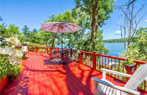 Skats, 4 Bedroom 2 Bathroom Lake Heaven with 50ft lakefront on Honeoye lake in Honeoja (NY)