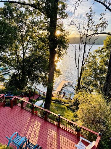 4 Bedroom 2 Bathroom Lake Heaven with 50ft lakefront on Honeoye lake in Honeoja (NY)