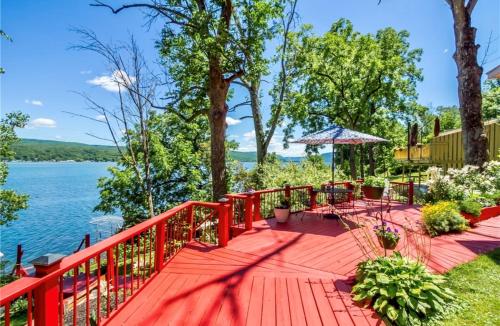 4 Bedroom 2 Bathroom Lake Heaven with 50ft lakefront on Honeoye lake in Honeoja (NY)