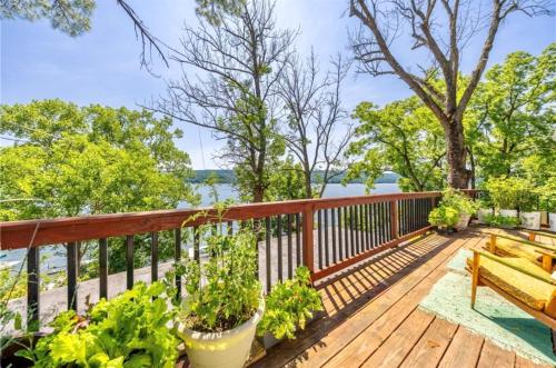 4 Bedroom 2 Bathroom Lake Heaven with 50ft lakefront on Honeoye lake in Honeoja (NY)