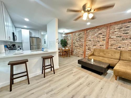 1BR and 1 BA in the Prime Location of Montrose, Houstons Best Spots in Houston, USA
