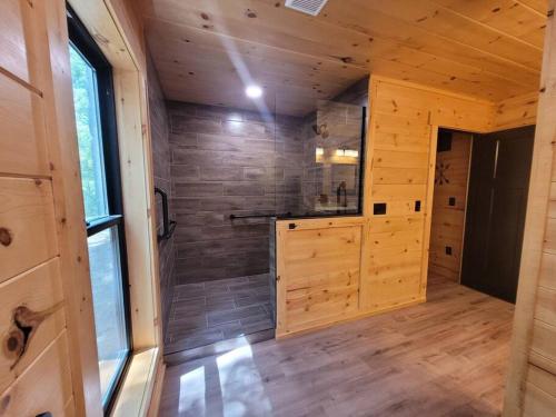 Bathroom, The Quana - Hot tub, fire pit, and Huge Entertainment Area in New Plymouth (OH)