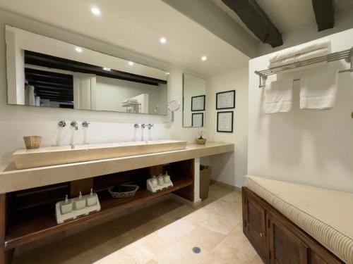 Junior Suite with Balcony image 2