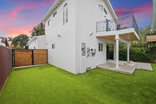 Remodeled 3BR LA Home for 6 Near Venice Beach in Los Angeles, USA