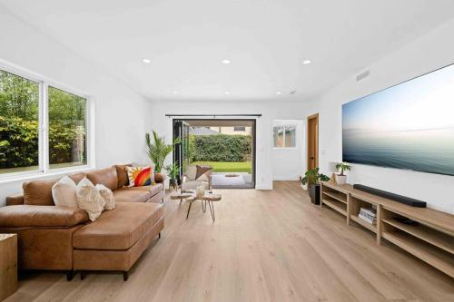Remodeled 3BR LA Home for 6 Near Venice Beach in Los Angeles, USA