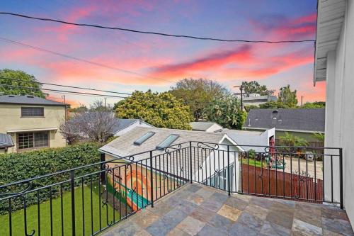 Remodeled 3BR LA Home for 6 Near Venice Beach in Los Angeles, USA