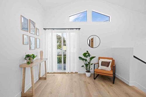 Remodeled 3BR LA Home for 6 Near Venice Beach in Los Angeles, USA
