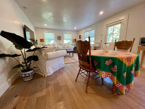 Pied-à-Terre Courtyard Luxury Guest Suite in Santa Barbara, USA