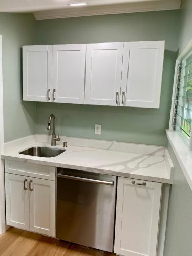 Newly renovated 1 bedroom with air conditioning and kitchenette in 凱盧阿