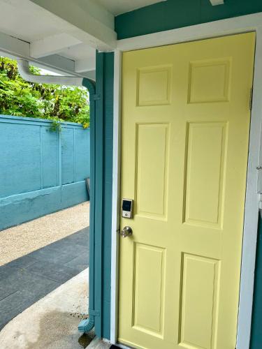 Newly renovated 1 bedroom with air conditioning and kitchenette in 凱盧阿
