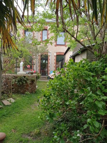 MAISON d'ARTISTE AUX CAMÉLIAS gîte à louer Saint-Jean-de-Boiseau