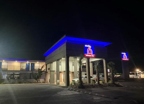 Зовнішній вигляд готелю, Studio 6  Alvin, TX in Альвін (Техас)