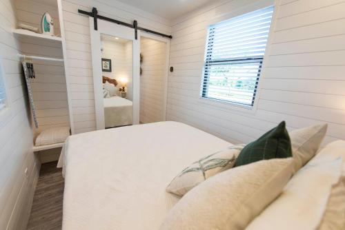 The Woods- Container Tiny House 12 min to Magnolia/Baylor/Downtown - image 14