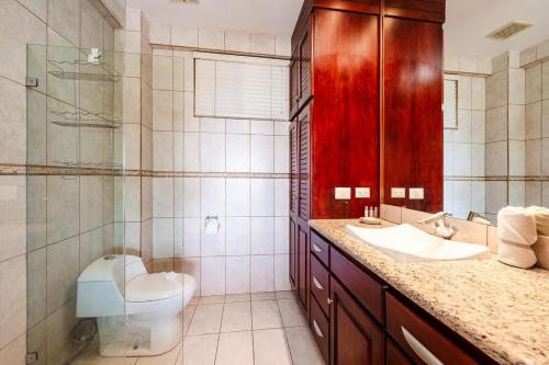 Beautiful Ocean-View Condo in Flamingo - Walk to B