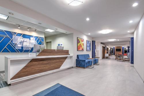Holiday Inn Express Hotel and Suites Valparaiso By IHG - 숙소 외관