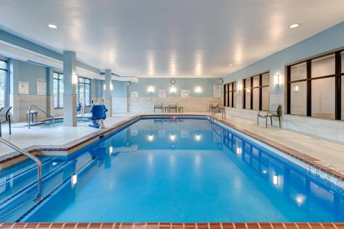 สระว่ายน้ำ, Holiday Inn Express Hotel and Suites Valparaiso By IHG in วาลปาไรโซ (IN)