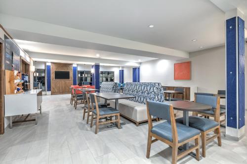 ห้องอาหาร, Holiday Inn Express Hotel and Suites Valparaiso By IHG in วาลปาไรโซ (IN)