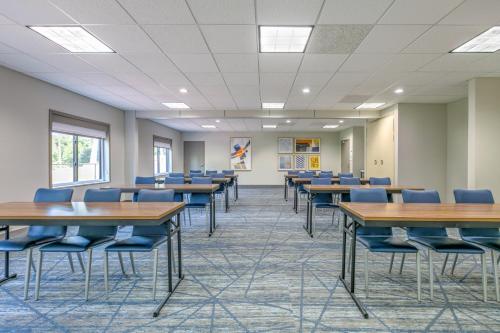 Holiday Inn Express Hotel and Suites Valparaiso By IHG - 회의실/연회장
