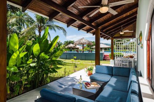 Poolside villa near beach large private patio in 波特雷羅