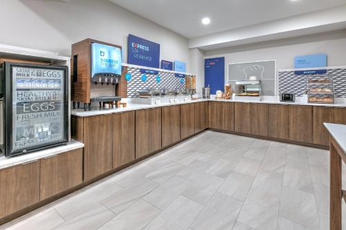 Holiday Inn Express Hotel and Suites Valparaiso By IHG - 식음료(F&B)