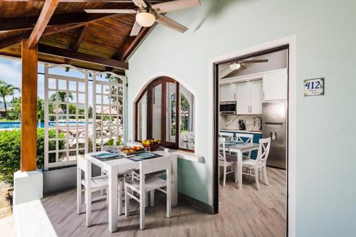 Poolside villa near beach large private patio in 波特雷羅