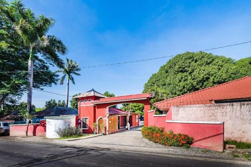 Poolside villa near beach large private patio in 波特雷羅